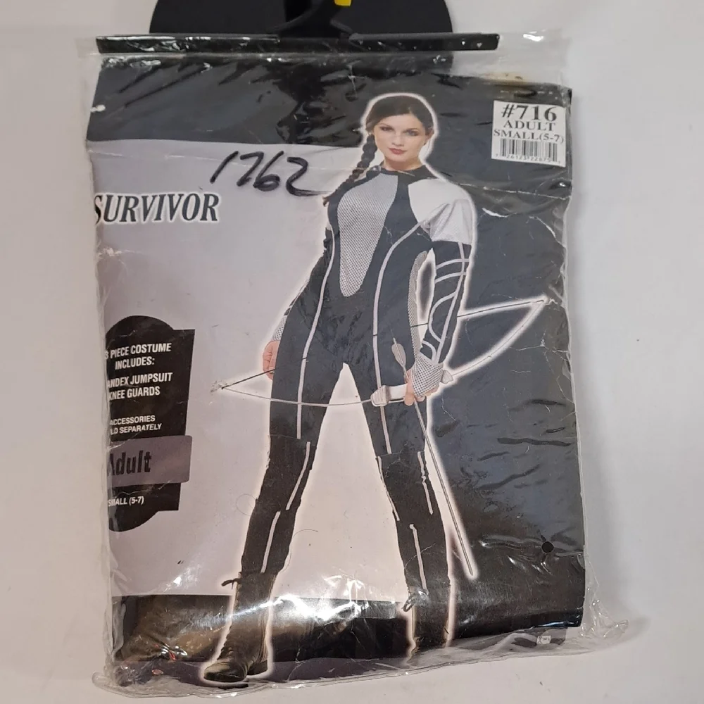 Chic Black and White Women's Jumpsuit - Picture 12 of 12